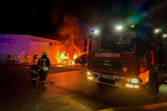 FW Finnentrop: Brand von mehreren PKW in Finnentrop