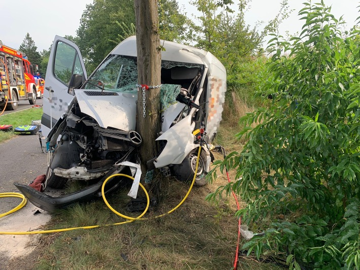 FW Hünxe: Eingeklemmte Person nach Verkehrsunfall - Paralleleinsatz während der technischen Rettung