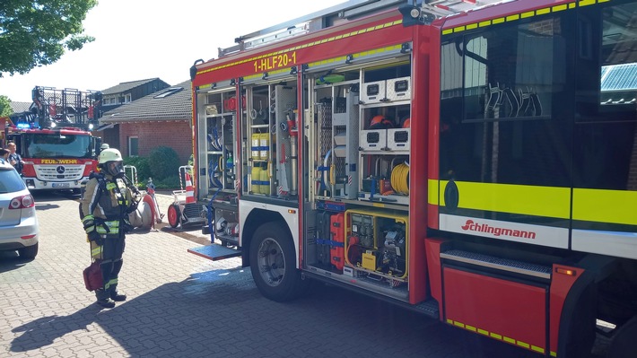 FW Bocholt: Brennende Mülltonnen drohen auf Gartenhaus überzugreifen