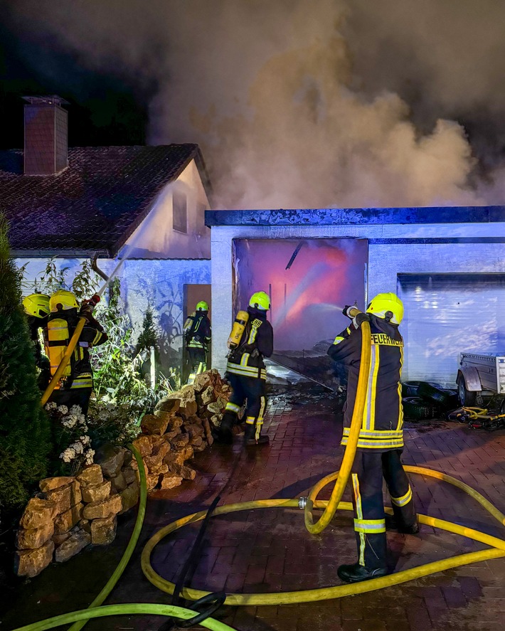 FW-DT: Doppelgarage in Vollbrand