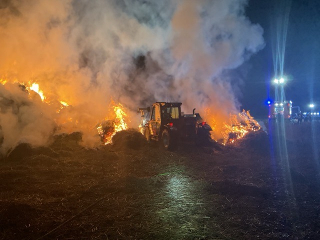 FW-BN: Strohmiete steht in Flammen - Langwieriger Einsatz im Meßdorfer Feld