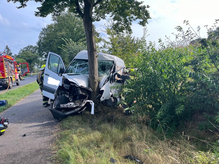 POL-WES: Hünxe - 61-jähriger Autofahrer prallte frontal gegen Baum