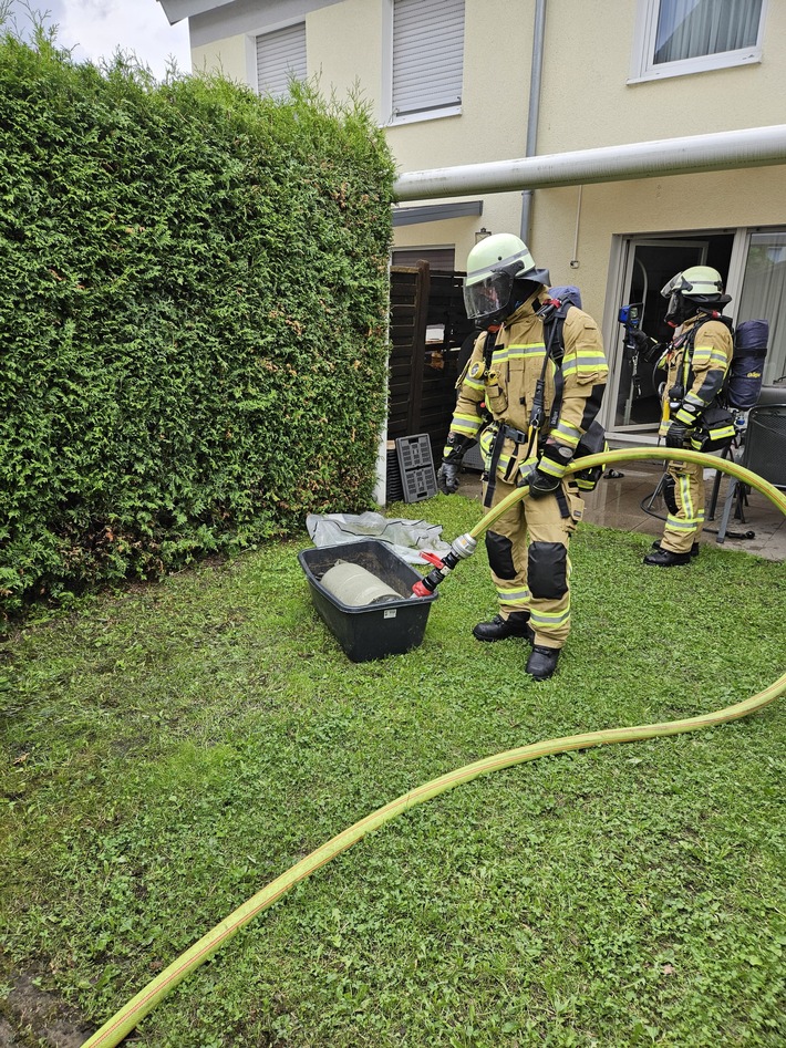 FW Menden: Brennender Gasgrill sorgt für Feuerwehreinsatz