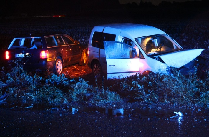 POL-HAM: Zwei Fahrzeuge landen nach Verkehrsunfall auf dem Acker, 23jähriger leicht verletzt, 20.000 Euro Sachschaden