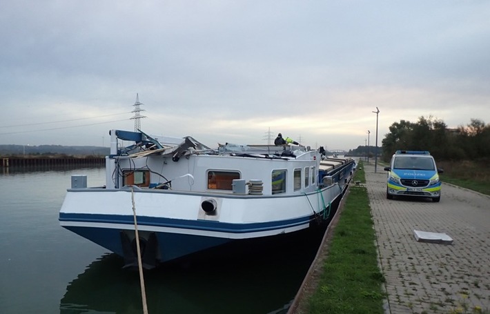 POL-DU: Duisburg/Datteln: Schiff rammt Hängegerüst