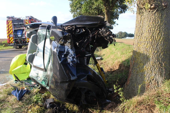 POL-DN: Pkw prallt gegen Baum