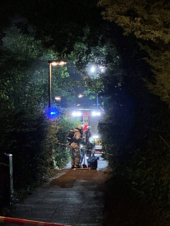 FW Norderstedt: Cordt-Buck-Weg - Feuermeldung wird zu Gefahrguteinsatz