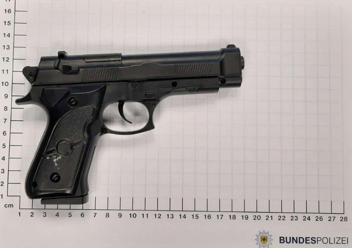 BPOL NRW: Bundespolizisten stellen Anscheinswaffe eines 36-Jährigen sicher