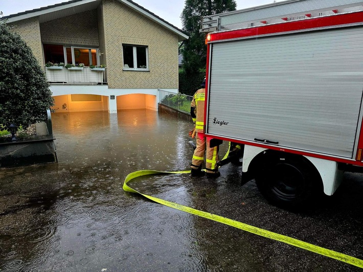 FW Grevenbroich: Starkregen sorgt für Dauereinsatz für Feuerwehr Grevenbroich - Folgemeldung / 100 Kräfte arbeiten rund 45 Schadensstellen ab