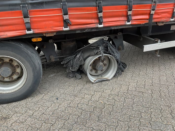 FW Alpen: Gemeldeter Lkw-Brand auf der Autobahn 57 in Alpen