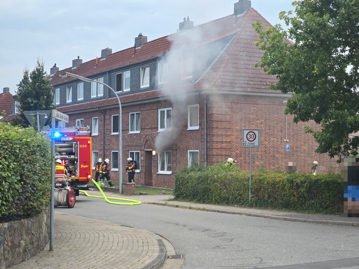 FW-RD: Feuerwehr rettet 3 Katzen nach Zimmerbrand in Schacht-Audorf