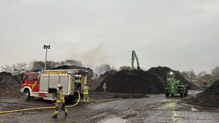 FW Lage: Erneuter Brand in einem Betrieb in Lage-Kachtenhausen.