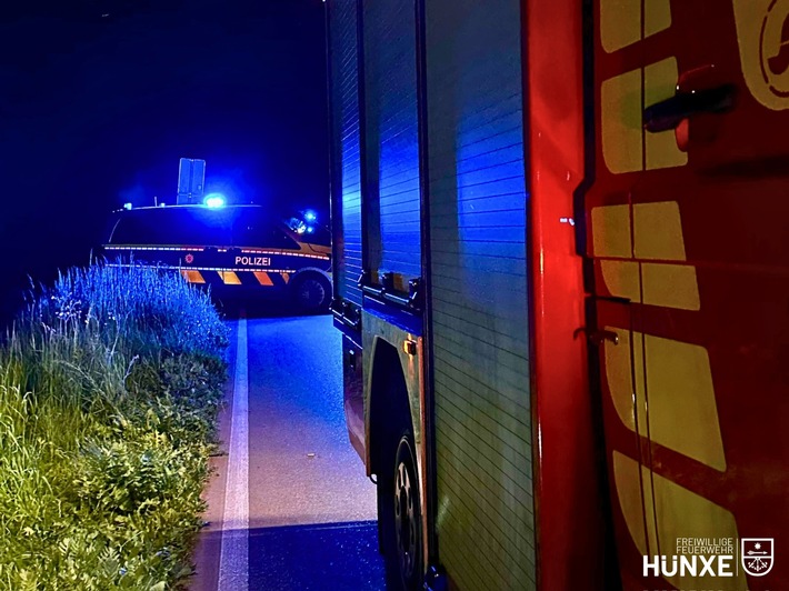 FW Hünxe: Pkw kollidiert mit Baum - Eine verletzte Person