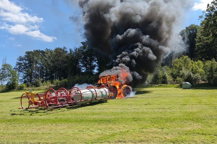 FW Wipperfürth: B2 | LKW-Brand, brennt Traktor