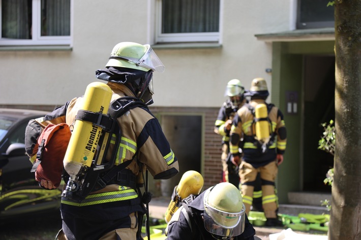 FW-E: Kellerbrand in einem Mehrfamilienhaus - zahlreiche Menschen betroffen