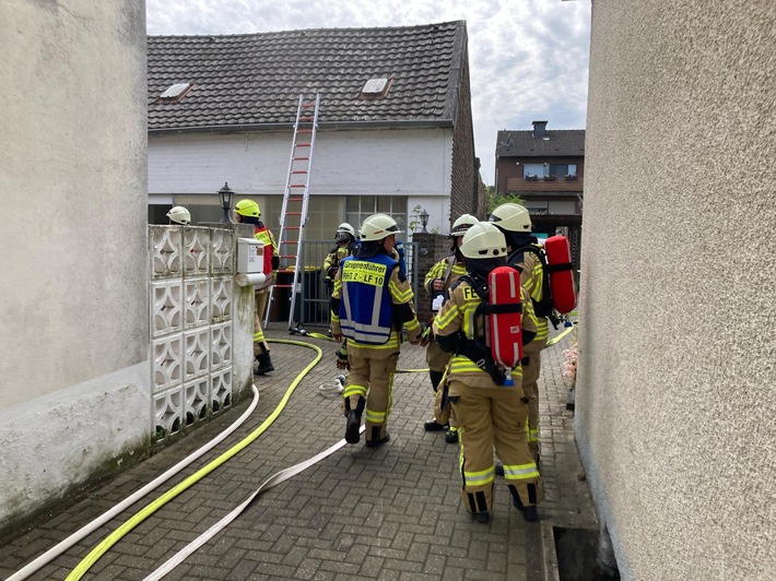 FW Rheurdt: Feuerwehr löscht Küchenbrand im Rheurdter Ortskern - vier Leichtverletzte