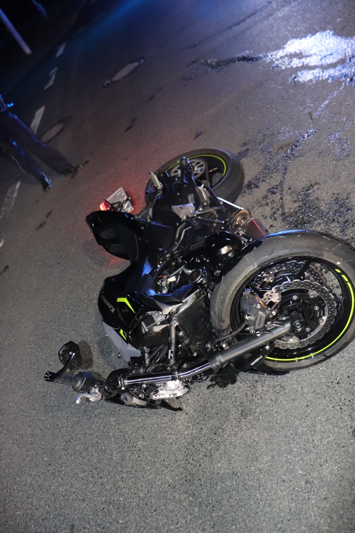 POL-HX: Zusammenstoß auf einer Kreuzung - Motorradfahrer schwer verletzt