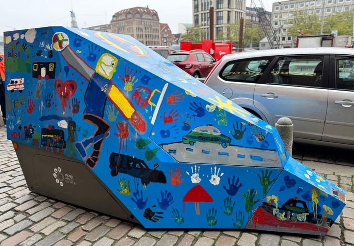 POL-HH: 241106-3. Spendenübergabe an Gemeinnütziges Jugendwerk Unfallgeschädigter Kinder im Miniatur Wunderland in der HafenCity