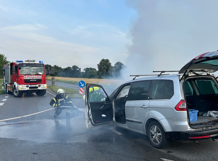 FW Moers: PKW brannte auf Kreuzung in Moers-Repelen / Fahrer trennte Anhänger vom Fahrzeug