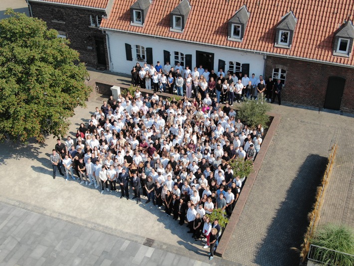 POL-DU: Huckingen: Die Polizei Duisburg empfängt neue Anwärterinnen und Anwärter