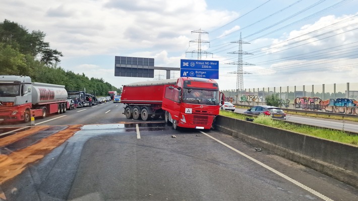 FW-NE: Verkehrsunfall auf der Autobahn A57 | Zwei Lkw kollidieren - keine Verletzten