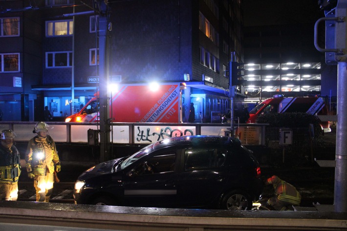 POL-DU: Altstadt: alkoholisierter Autofahrer fährt ins Gleisbett