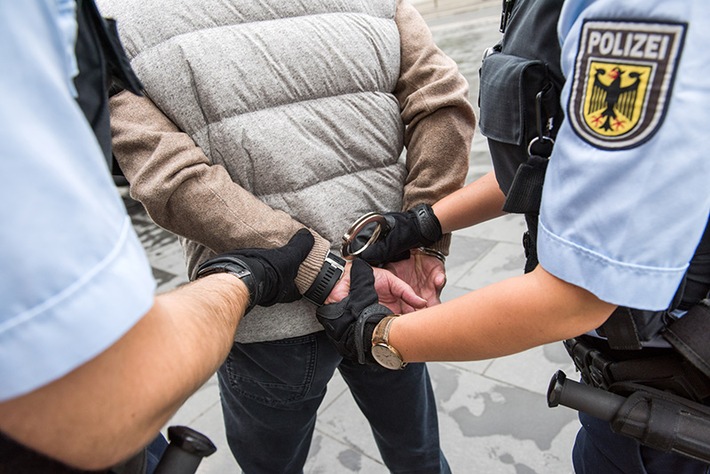 BPOL NRW: Nach Körperverletzung im Kölner Hauptbahnhof: Tatverdächtiger greift Beamte an - Festnahme