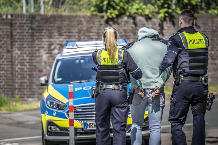 POL-ME: Dank aufmerksamem Zeugen: Polizei stellt Fahrzeugdiebe auf frischer Tat - Ratingen - 2406006