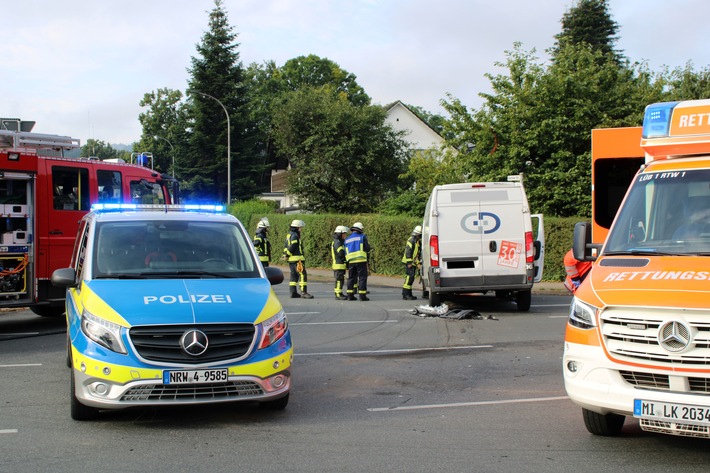 POL-MI: Lastwagen kollidiert mit Kleintransporter