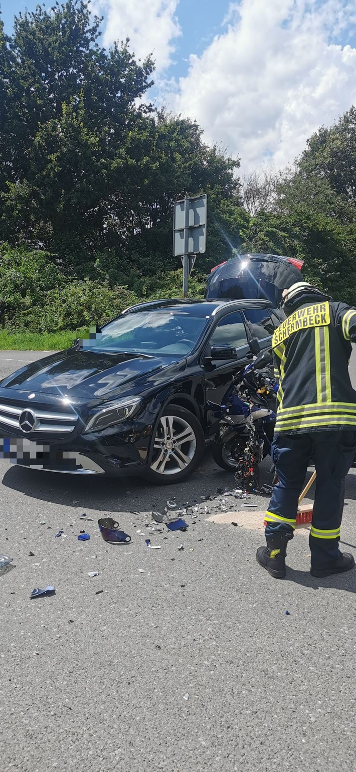 FW-Schermbeck: Auslaufende Betriebsmittel nach VU