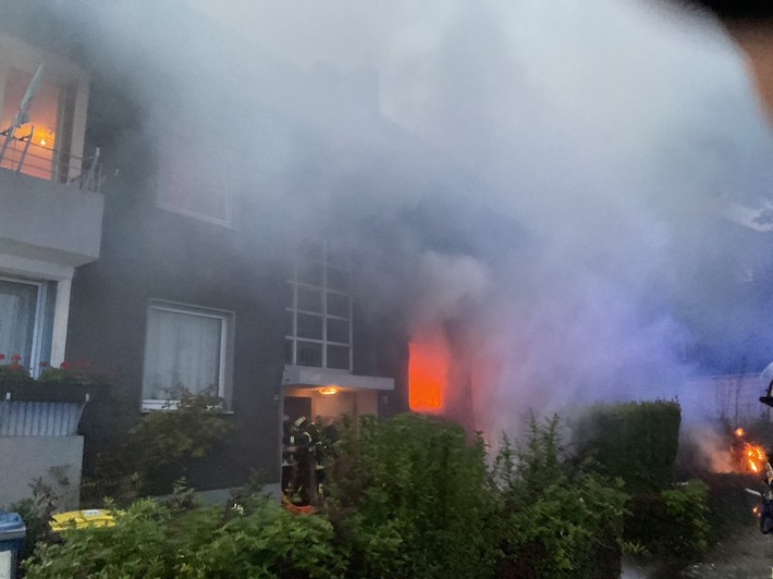 FW-DO: Explosion in Lütgendortmund - Wohnung steht in Vollbrand