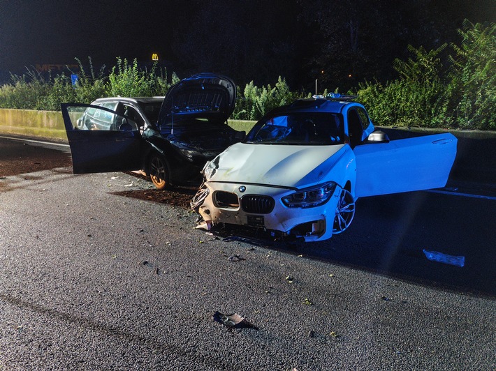 FW-MH: Unfall auf der A40 - Vier verletzte Personen