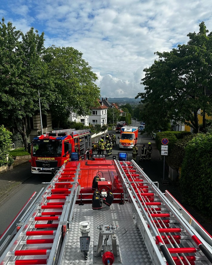 FW-DT: Brand in Zweifamilienhaus - Eine Person gerettet