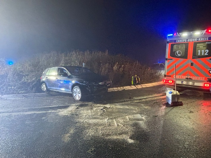 FW-EN: Wetter - Verkehrsunfall in der Nacht