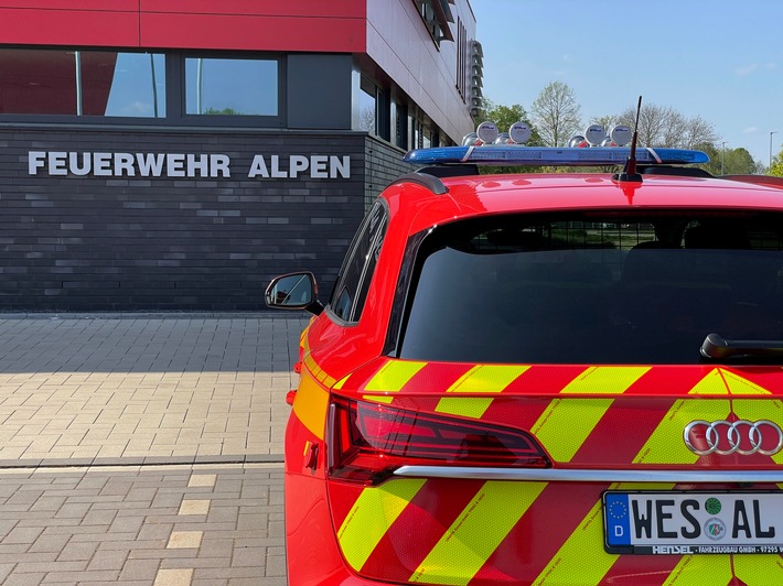 FW Alpen: Großer Ast hängt über die Fahrbahn