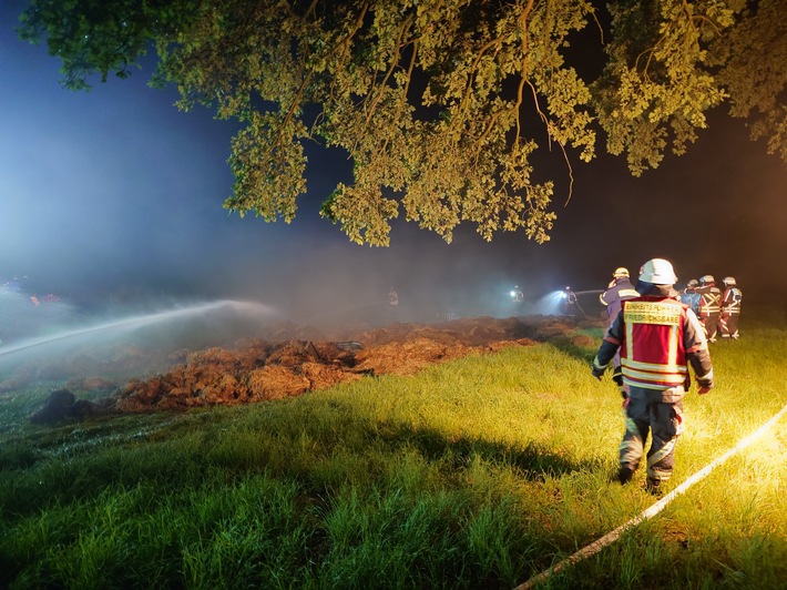 FW Norderstedt: Heuballenbrand im Kampmoorweg