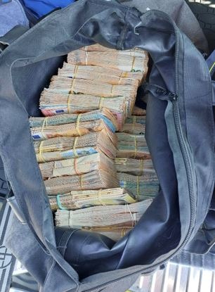 HZA-DU: Reisetaschen voller Geld - Duisburger Zoll stellt hohe Bargeldsumme sicher / Gemeinsame Pressemitteilung der Staatsanwaltschaft Kleve und des Hauptzollamts Duisburg