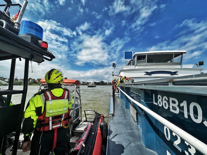 FW-NE: Havarie auf dem Rhein | Binnenschiff mit Maschinenschaden sorgt für Feuerwehreinsatz