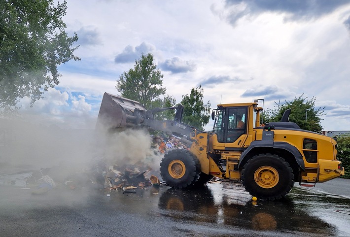 FW-BO: Mit Sperrmüll beladener LKW brennt neben einer Lagerhalle - Feuerwehr verhindert Brandausbreitung